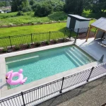 Piscine creusée en fibre de verre Mova, modèle 13x27, finition Diamant couleur Mirage