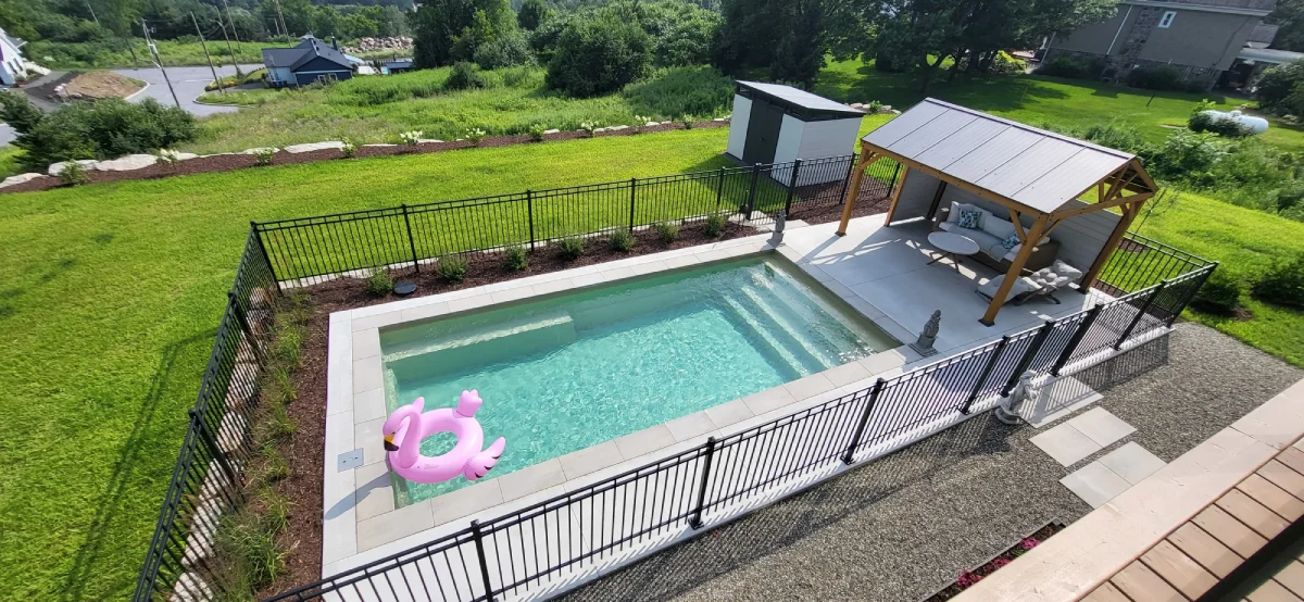 Piscine creusée en fibre de verre Mova, modèle 13x27, finition Diamant couleur Mirage