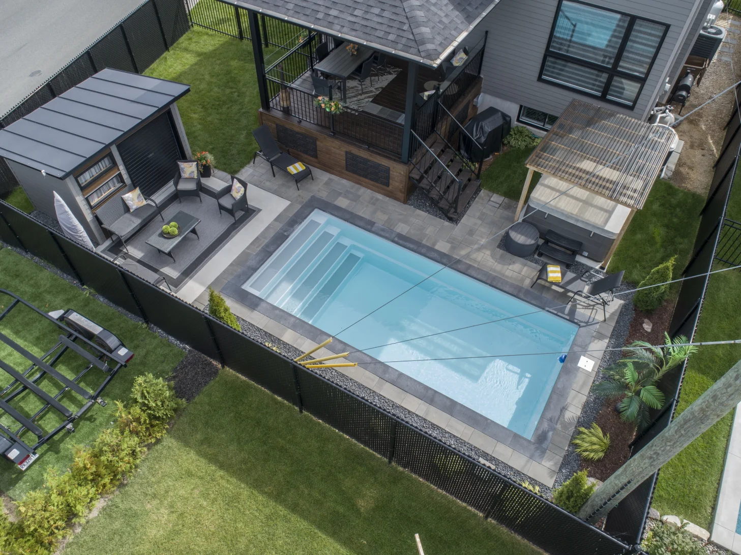 Piscine creusée en fibre de verre Mova, modèle 11x23