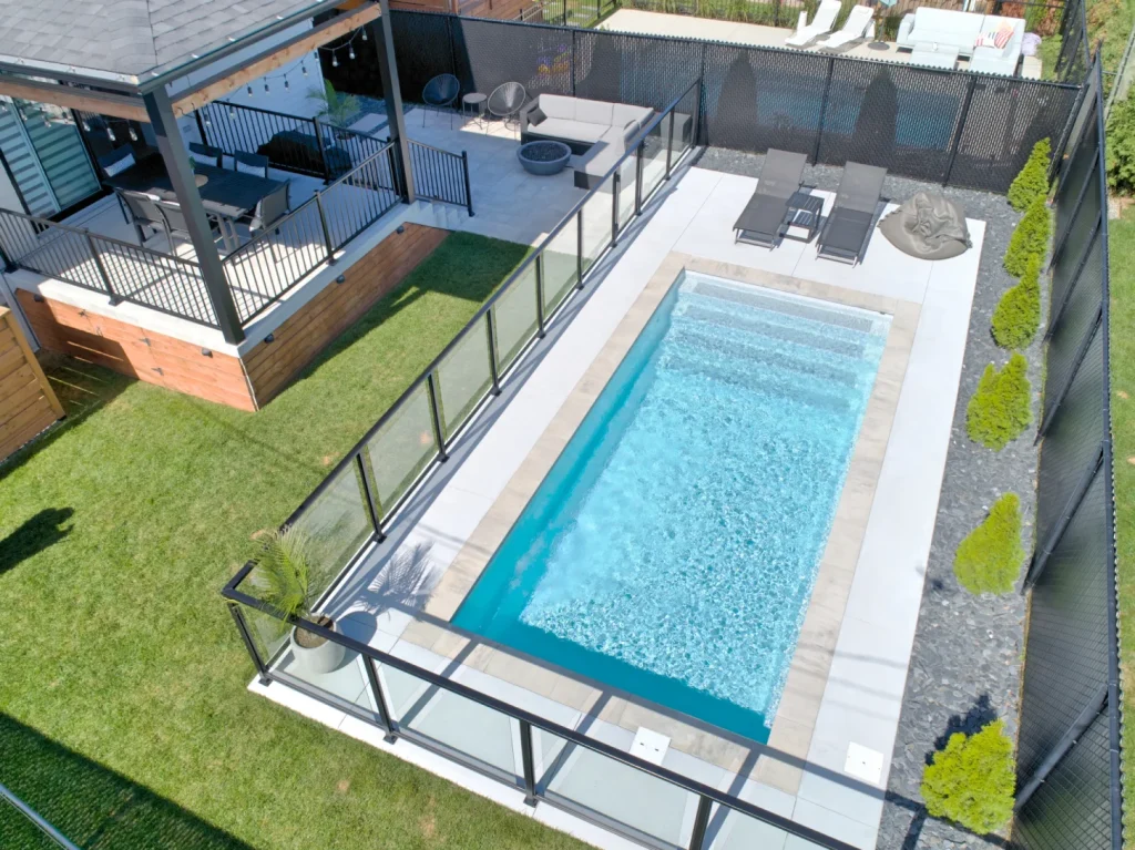 Piscine creusée en fibre de verre Mova, modèle 11x23, finition Diamant couleur Gris