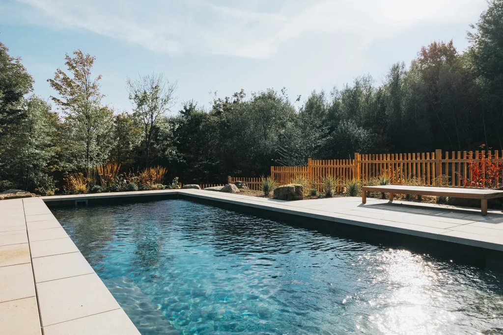 Piscine 12x34 avec terrasse - Fond rocheux